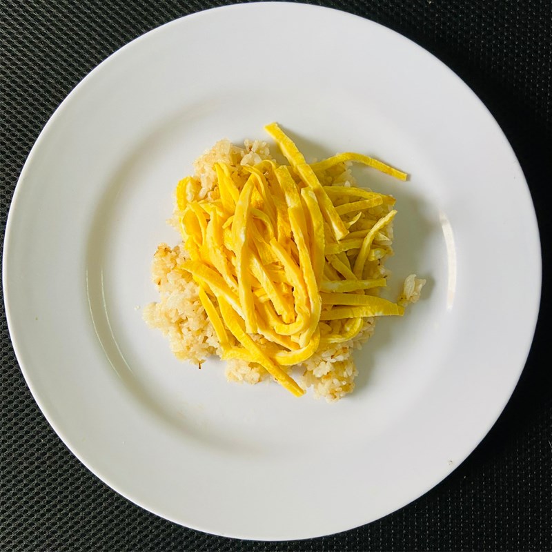 Bước 3 Thành phẩm Cơm chiên tỏi trứng