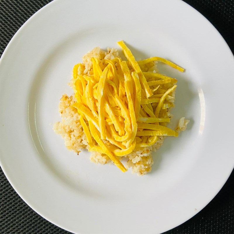 Bước 3 Thành phẩm Cơm chiên tỏi trứng