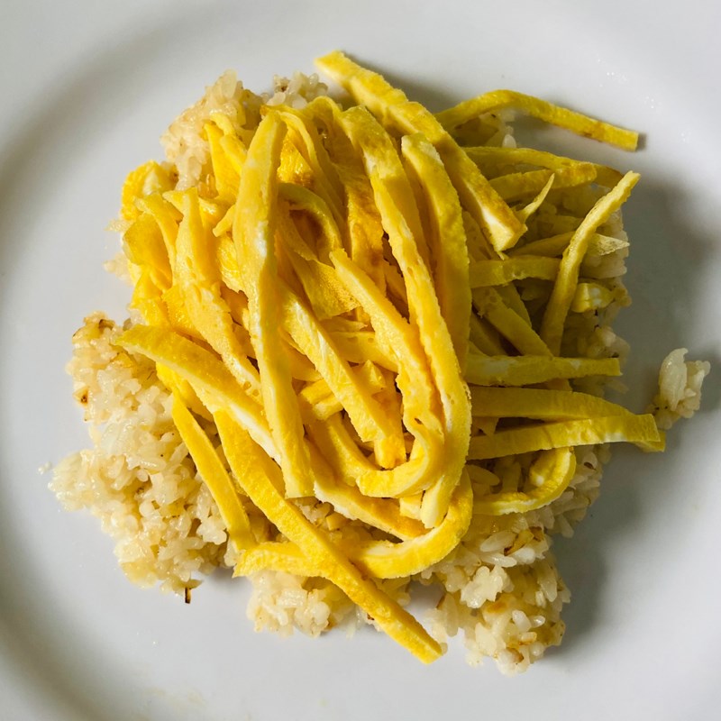 Bước 3 Thành phẩm Cơm chiên tỏi trứng