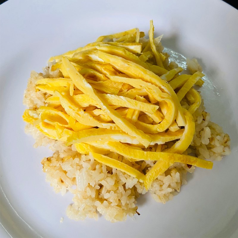 Bước 3 Thành phẩm Cơm chiên tỏi trứng