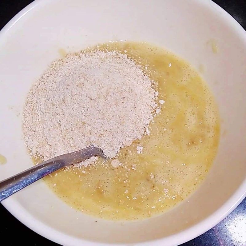 Bước 3 Trộn hỗn hợp với bột làm bánh Bánh mì yến mạch chuối vị trà xanh