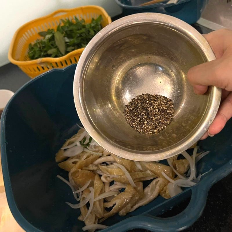 Bước 2 Trộn mì căn Mì căn trộn rau răm hành tây