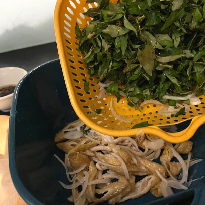 Bước 2 Trộn mì căn Mì căn trộn rau răm hành tây