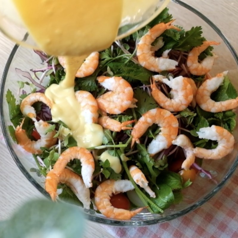 Bước 4 Trộn salad Salad tôm chanh dây
