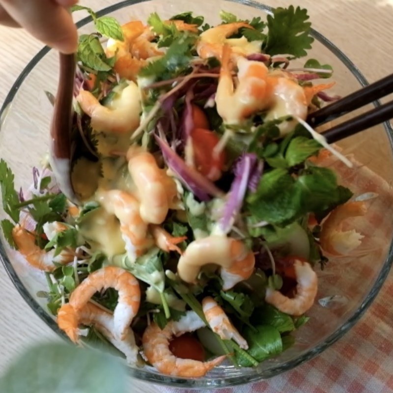 Bước 4 Trộn salad Salad tôm chanh dây