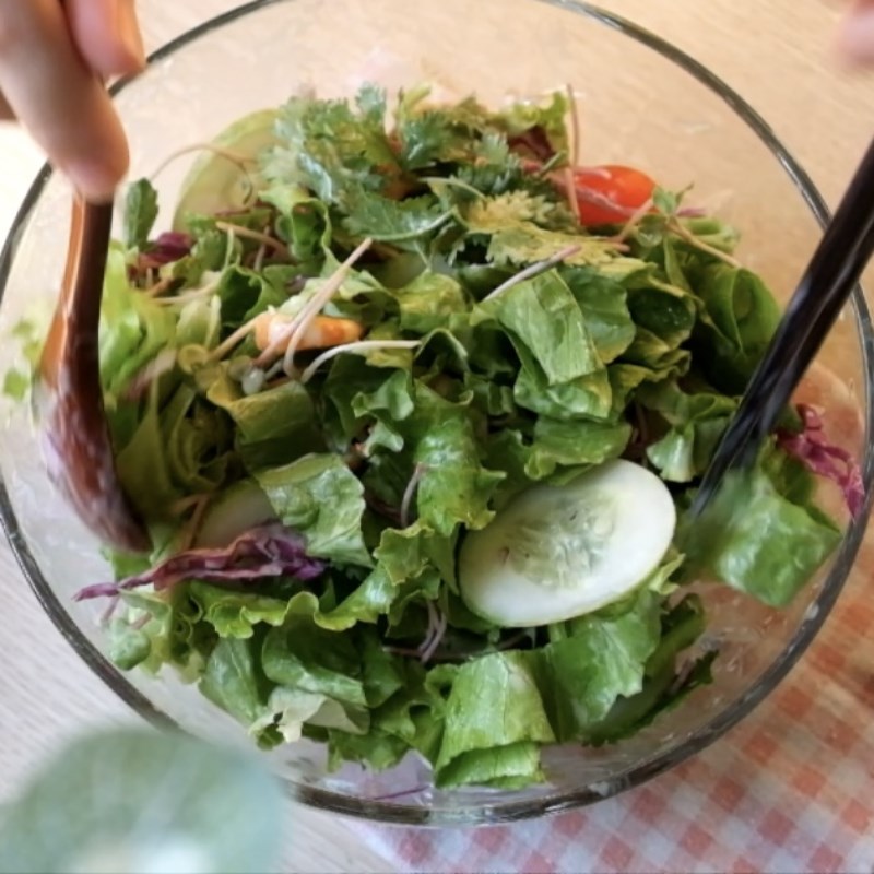 Bước 4 Trộn salad Salad tôm chanh dây