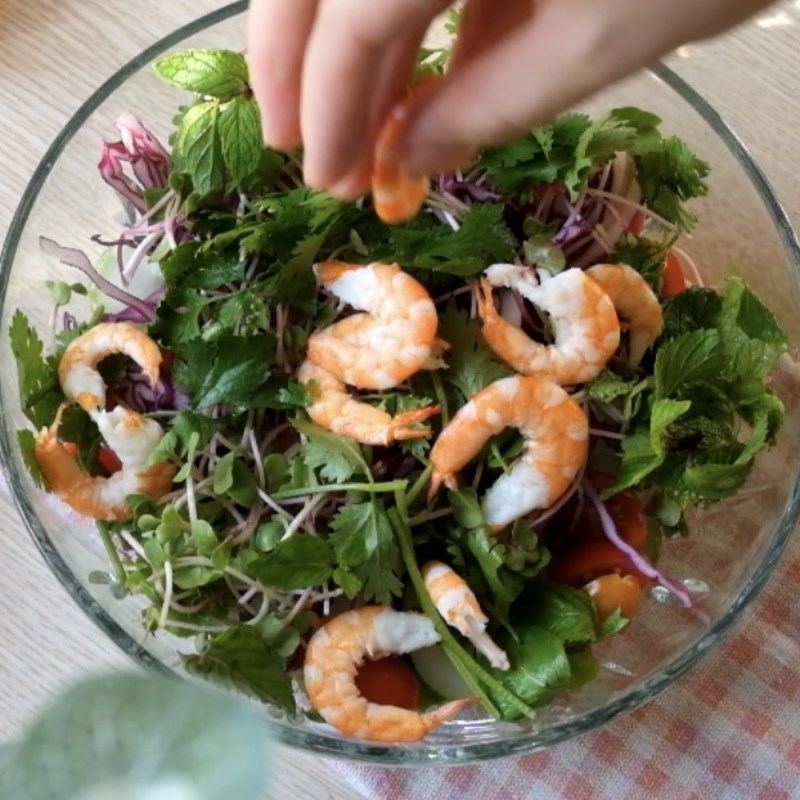 Bước 4 Trộn salad Salad tôm chanh dây