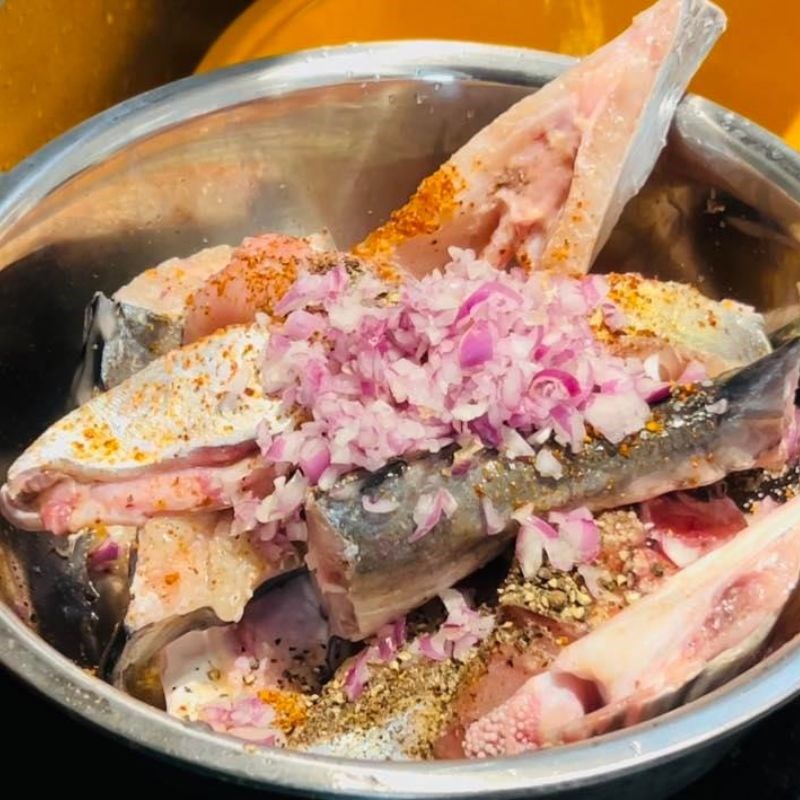 Bước 1 Ướp cá Cá chim biển nấu canh chua