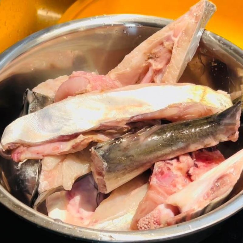 Bước 1 Ướp cá Cá chim biển nấu canh chua