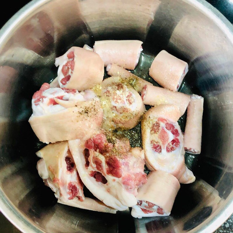 Bước 2 Ướp đuôi bò Đuôi bò hầm khoai tây