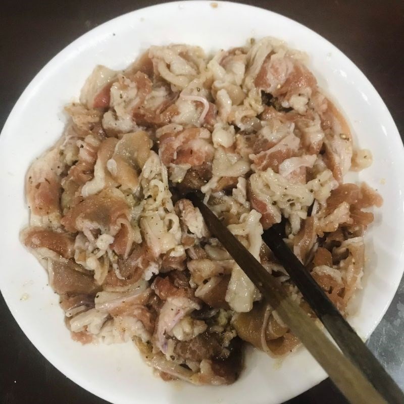 Bước 2 Ướp thịt bò Su hào xào thịt bò (Công thức được chia sẻ từ người dùng)