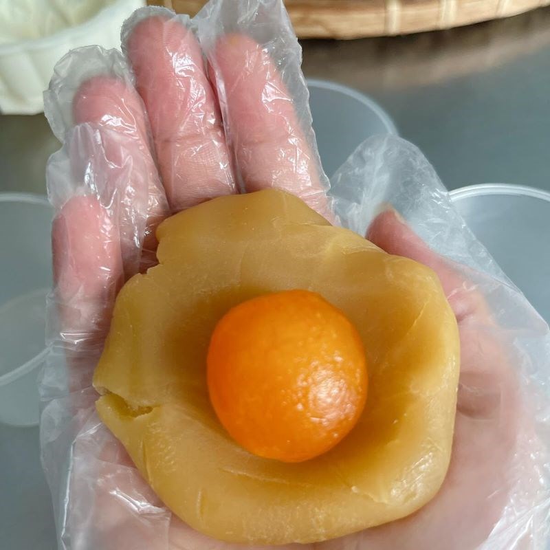 Bước 4 Vo nhân đậu xanh trứng muối Bánh trung thu rau câu nhân đậu xanh