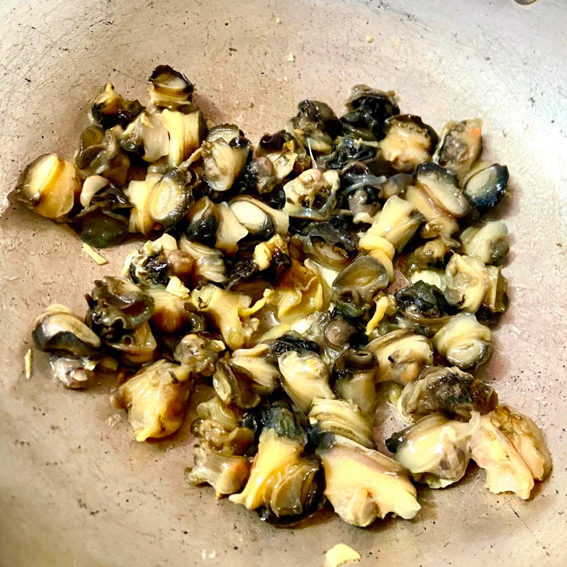 Bước 2 Xào ốc bươu sả nghệ Ốc bươu xào sả nghệ