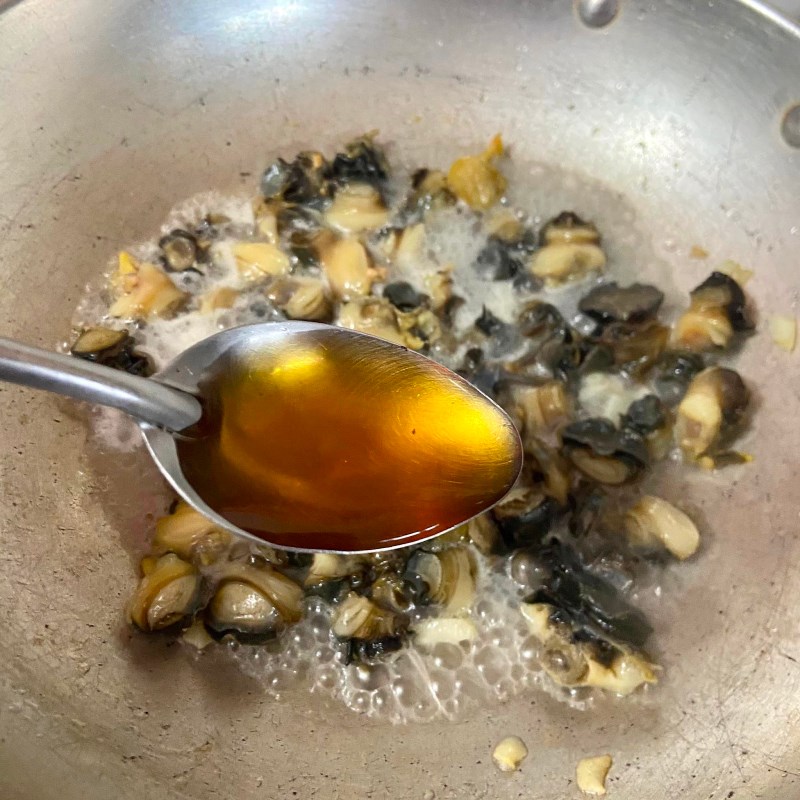 Bước 2 Xào ốc bươu sả nghệ Ốc bươu xào sả nghệ