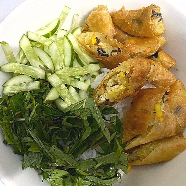 Cách làm bún chả giò chay giòn rụm thơm ngon cho buổi sáng thanh đạm