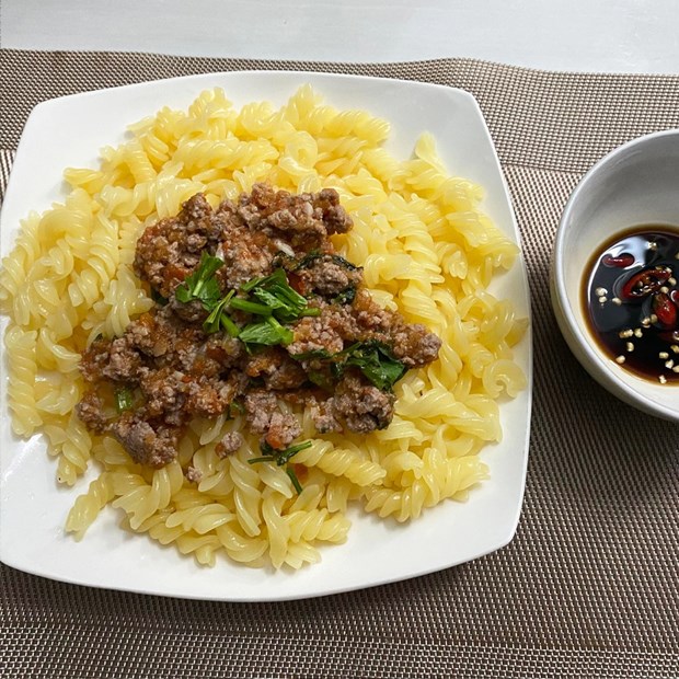 Cách làm nui xào bò sốt cà chua đơn giản cho bữa sáng
