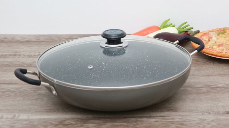 Chảo nh&ocirc;m s&acirc;u chống d&iacute;nh nắp k&iacute;nh 34cm Sunhouse PT34 