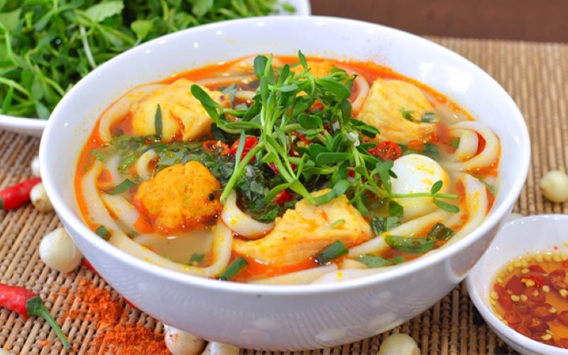 B&aacute;nh canh c&aacute; l&oacute;c l&agrave; đặc sản của v&ugrave;ng đất B&igrave;nh Trị Thi&ecirc;n