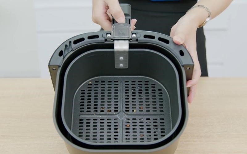 Rổ chi&ecirc;n v&agrave; khay chi&ecirc;n đều kh&ocirc;ng d&iacute;nh lại vụn bột