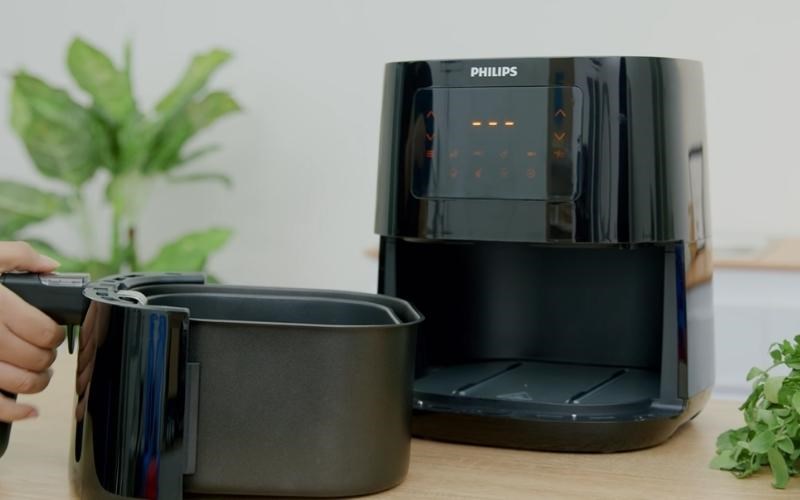 Tay cầm nhựa gi&uacute;p tay kh&ocirc;ng bị n&oacute;ng khi mở khay sau khi chi&ecirc;n