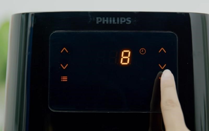 Nồi chi&ecirc;n kh&ocirc;ng dầu Philips HD9252/90 c&oacute; bảng điều khiển cảm ứng với m&agrave;n h&igrave;nh LED cực nhạy