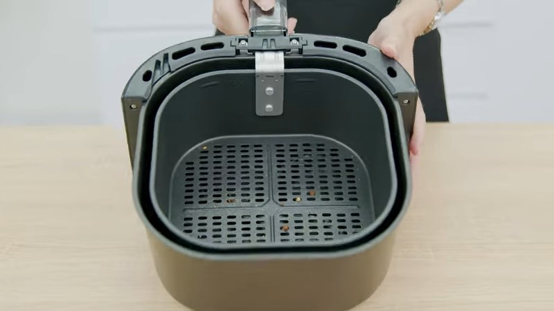 Khay chi&ecirc;n dung t&iacute;ch 2.4 l&iacute;t của nồi chi&ecirc;n kh&ocirc;ng dầu Philips HD9252/90 