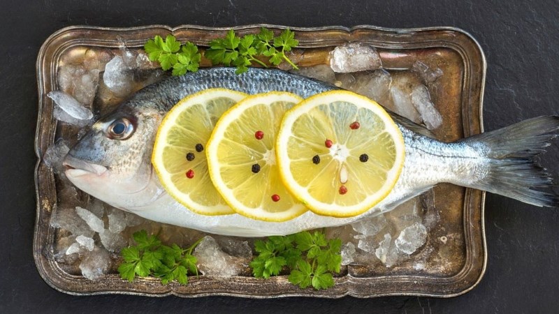 D&ugrave;ng chanh để loại bỏ chất nhớt của c&aacute;