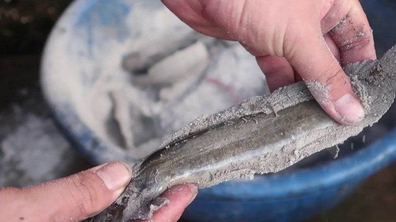 D&ugrave;ng tro bếp để loại bỏ chất nhớt của c&aacute;