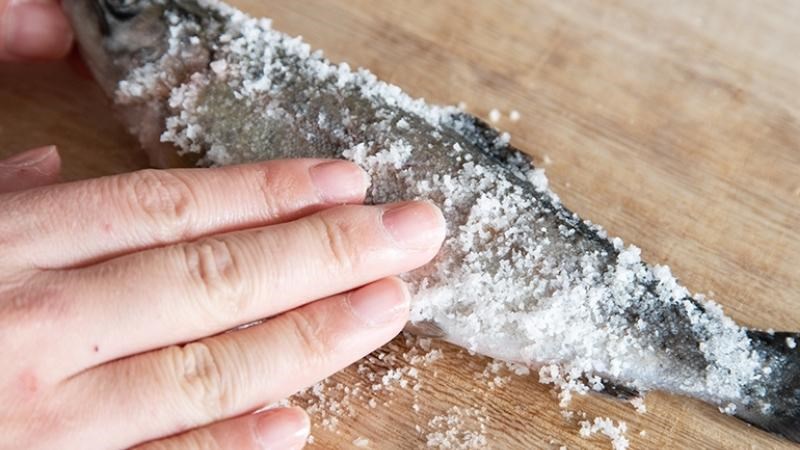 D&ugrave;ng muối để loại bỏ chất nhớt của c&aacute;