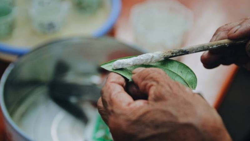 D&ugrave;ng v&ocirc;i ăn trầu để loại bỏ chất nhớt của c&aacute;