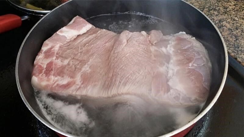 Chần thịt sơ qua nước s&ocirc;i 