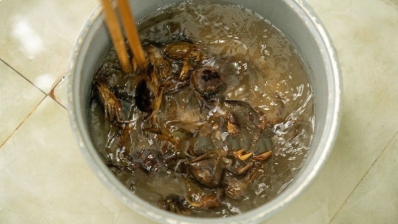 D&ugrave;ng đũa khuấy cua đồng