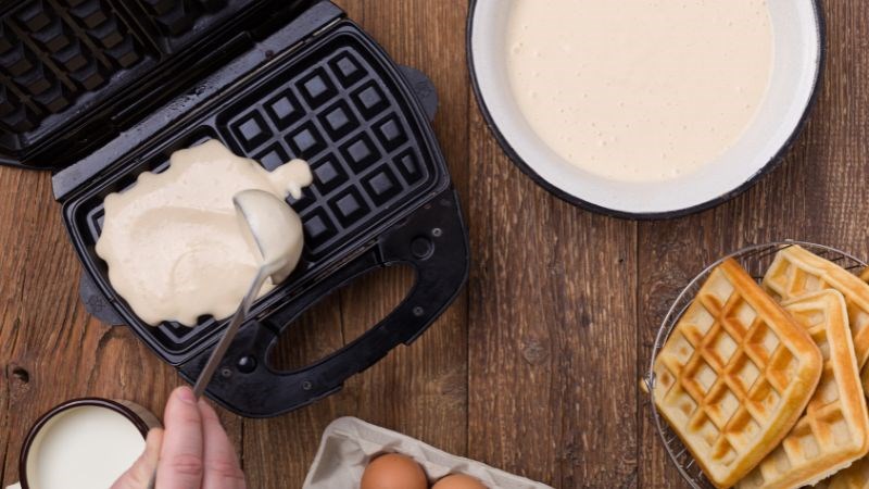 Nướng bánh bằng máy nướng bánh Waffle