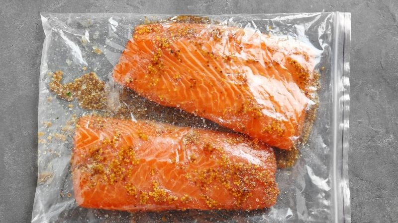 Khâu xử lý nguyên liệu làm confit cá hồi