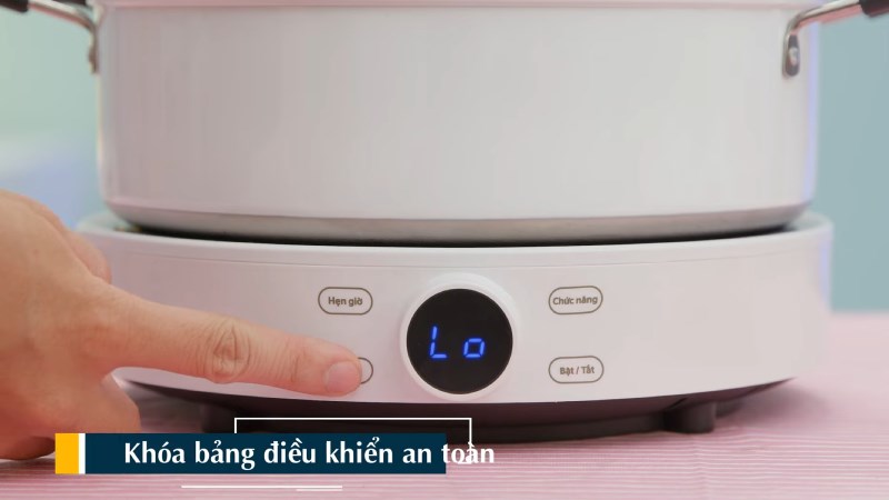 Chức năng kh&oacute;a bảng điều khiển của bếp điện từ Sunhouse Mama SHD6882
