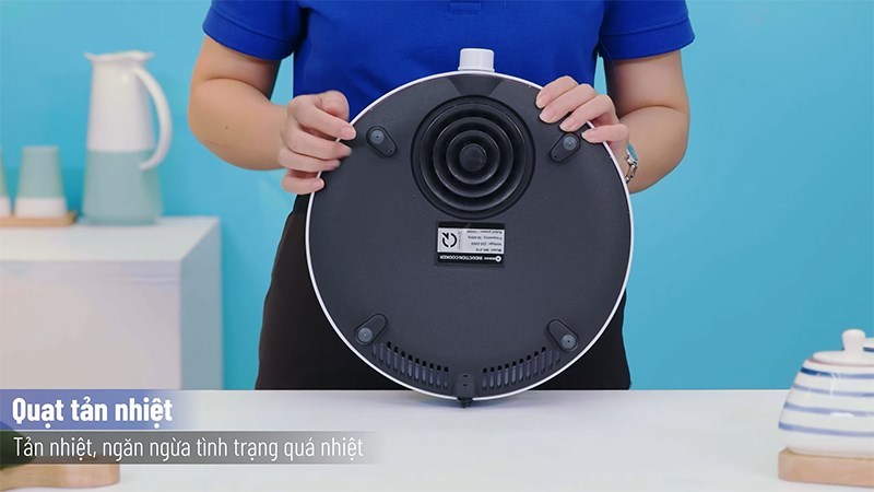 Quạt tản nhiệt và chân đế chống trượt của bếp từ 1 vùng nấu Mishio MK-218