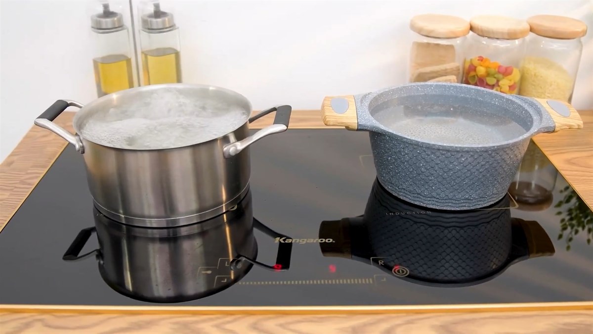 Nước s&ocirc;i sau khi nấu khoảng 5 ph&uacute;t bằng bếp từ Kangaroo KG438I 