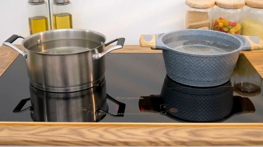 Bắc 2 nồi nước l&ecirc;n bếp từ Kangaroo KG438I 