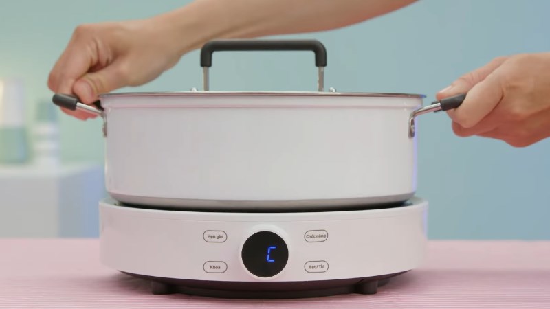 Bắc nồi nước l&ecirc;n bếp điện từ Sunhouse Mama SHD6882