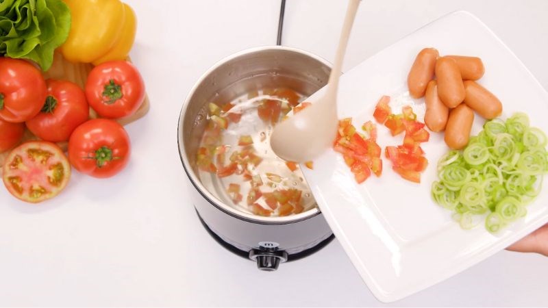 Đổ 200ml nước lọc v&agrave; 1/2 c&agrave; chua v&agrave;o ca