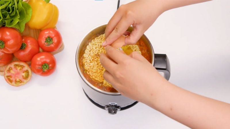 Lần lượt thả c&aacute;c nguy&ecirc;n liệu v&agrave;o