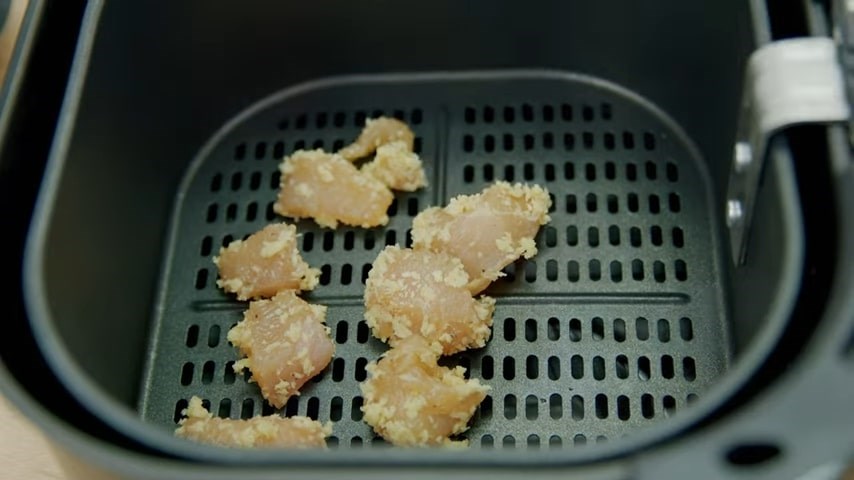 Cho g&agrave; v&agrave;o khay nồi chi&ecirc;n kh&ocirc;ng dầu Philips HD9252/90