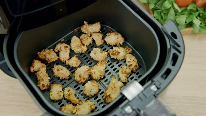 K&eacute;o khay nồi chi&ecirc;n kh&ocirc;ng dầu Philips HD9252/90 ra để kiểm tra th&agrave;nh phẩm