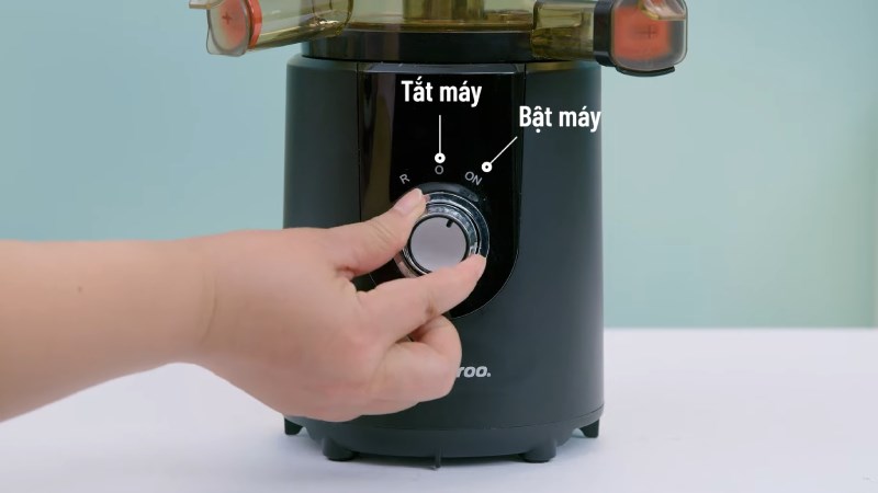 Vặn n&uacute;t xoay bật m&aacute;y &eacute;p chậm Kangaroo KG1B8