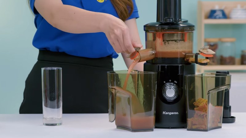 Mở nắp v&ograve;i chảy của m&aacute;y &eacute;p chậm Kangaroo KG1B8