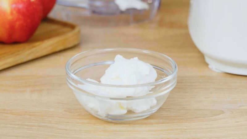 L&ograve;ng trắng trứng g&agrave; được đ&aacute;nh bằng xay đa năng Philips HR7510/00