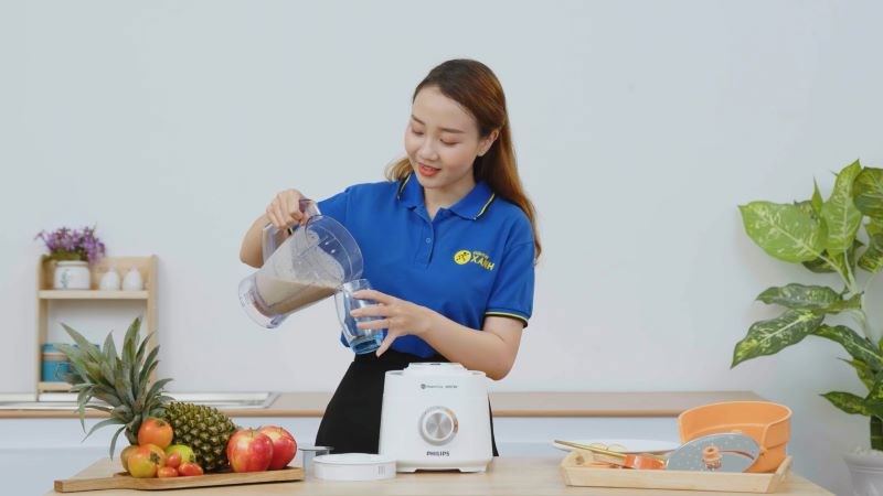 Đổ sinh tố xay bằng  m&aacute;y xay đa năng Philips HR7510/00 ra nước ngo&agrave;i