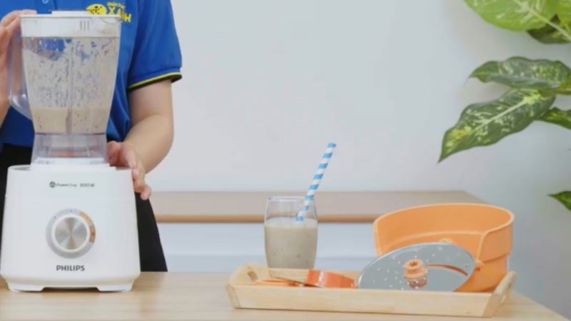 Sinh tố t&aacute;o chuối l&agrave;m bằng m&aacute;y xay đa năng Philips HR7510/00