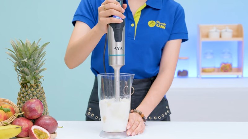 M&aacute;y xay sinh tố cầm tay AVA HB-758 đang xay hỗn hợp chuối sữa