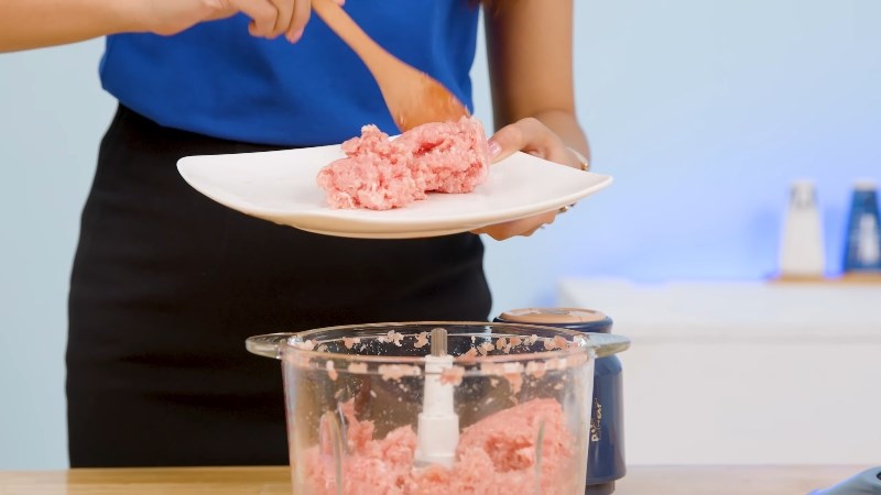 Thịt xay bằng m&aacute;y xay thịt Bear QSJ-D03P3